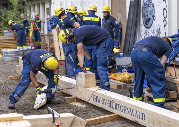 Preparation work for the construction of a facade support, a building in danger of collapsing, with the standard support system wood, multi-day large-scale exercise FÜLEX25, of the THW regional association of North Rhine-Westphalia, on 4 weekends over 3500 volunteers of the 127 North Rhine-Westphalia local associations, many different operational scenarios