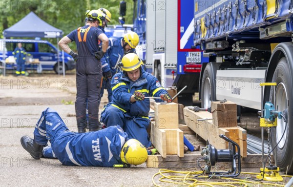 Preparation work for the construction of a facade support, a building in danger of collapsing, with the standard support system wood, multi-day large-scale exercise FÜLEX25, of the THW regional association of North Rhine-Westphalia, on 4 weekends over 3500 volunteers of the 127 North Rhine-Westphalia local associations, many different operational scenarios