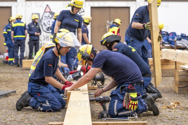 Preparation work for the construction of a facade support, a building in danger of collapsing, with the standard support system wood, multi-day large-scale exercise FÜLEX25, of the THW regional association of North Rhine-Westphalia, on 4 weekends over 3500 volunteers of the 127 North Rhine-Westphalia local associations, many different operational scenarios