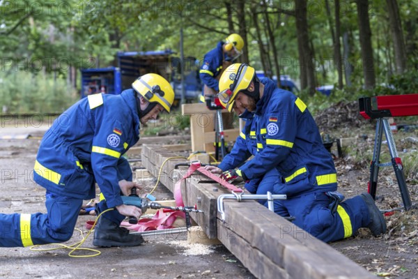 Preparation work for the construction of a facade support, a building in danger of collapsing, with the standard support system wood, multi-day large-scale exercise FÜLEX25, of the THW regional association of North Rhine-Westphalia, on 4 weekends over 3500 volunteers of the 127 North Rhine-Westphalia local associations, many different operational scenarios