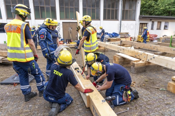 Preparation work for the construction of a facade support, a building in danger of collapsing, with the standard support system wood, multi-day large-scale exercise FÜLEX25, of the THW regional association of North Rhine-Westphalia, on 4 weekends over 3500 volunteers of the 127 North Rhine-Westphalia local associations, many different operational scenarios