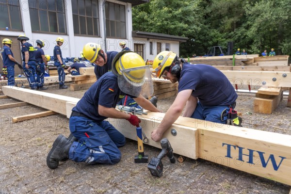 Preparation work for the construction of a facade support, a building in danger of collapsing, with the standard support system wood, multi-day large-scale exercise FÜLEX25, of the THW regional association of North Rhine-Westphalia, on 4 weekends over 3500 volunteers of the 127 North Rhine-Westphalia local associations, many different operational scenarios