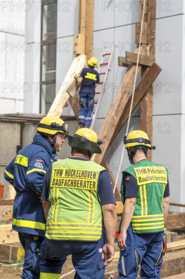 Construction consultant of the THW, advises the emergency services on the condition of a damaged building, during the construction of a facade support, a building at risk of collapse, with the standard support system wood, multi-day large-scale exercise FÜLEX25, of the THW North Rhine-Westphalia regional association, over 3500 volunteers from the 127 North Rhine-Westphalia local associations practise on 4 weekends, many different deployment scenarios
