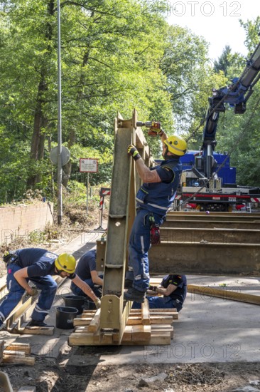 Construction of a temporary bridge over a slipped road crossing a stream, by the bridge construction section of the THW, 18 metre long steel bridge of the Krupp-D type, is assembled in around 8 hours, large-scale exercise FÜLEX25 lasting several days, of the THW North Rhine-Westphalia regional association, over 3500 volunteers from the 127 North Rhine-Westphalia local associations practise on 4 weekends, many different deployment scenarios
