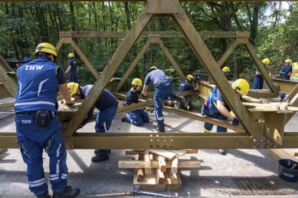 Construction of a temporary bridge over a slipped road crossing a stream, by the bridge construction section of the THW, 18 metre long steel bridge of the Krupp-D type, is assembled in around 8 hours, large-scale exercise FÜLEX25 lasting several days, of the THW North Rhine-Westphalia regional association, over 3500 volunteers from the 127 North Rhine-Westphalia local associations practise on 4 weekends, many different deployment scenarios