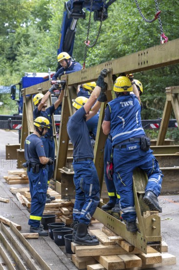 Construction of a temporary bridge over a slipped road crossing a stream, by the bridge construction section of the THW, 18 metre long steel bridge of the Krupp-D type, is assembled in around 8 hours, large-scale exercise FÜLEX25 lasting several days, of the THW North Rhine-Westphalia regional association, over 3500 volunteers from the 127 North Rhine-Westphalia local associations practise on 4 weekends, many different deployment scenarios