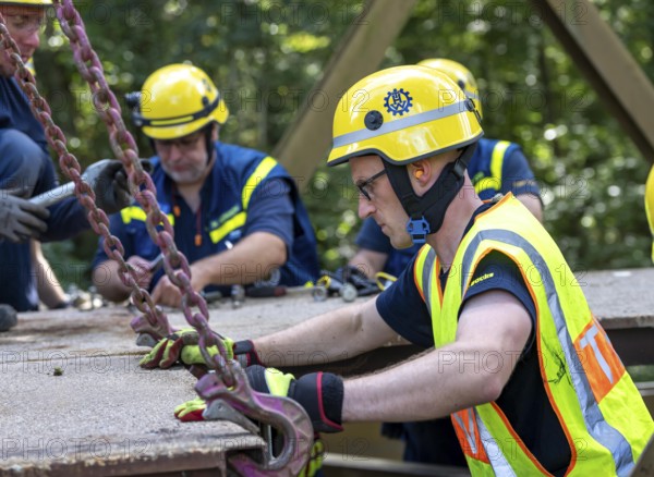 Construction of a temporary bridge over a slipped road crossing a stream, by the bridge construction section of the THW, 18 metre long steel bridge of the Krupp-D type, is assembled in around 8 hours, large-scale exercise FÜLEX25 lasting several days, of the THW North Rhine-Westphalia regional association, over 3500 volunteers from the 127 North Rhine-Westphalia local associations practise on 4 weekends, many different deployment scenarios
