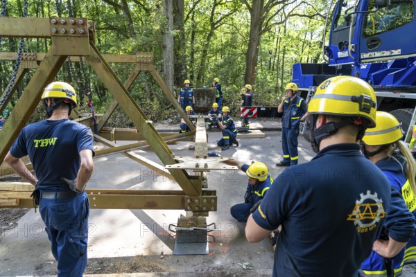 Construction of a temporary bridge over a slipped road crossing a stream, by the bridge construction section of the THW, 18 metre long steel bridge of the Krupp-D type, is assembled in around 8 hours, large-scale exercise FÜLEX25 lasting several days, of the THW North Rhine-Westphalia regional association, over 3500 volunteers from the 127 North Rhine-Westphalia local associations practise on 4 weekends, many different deployment scenarios