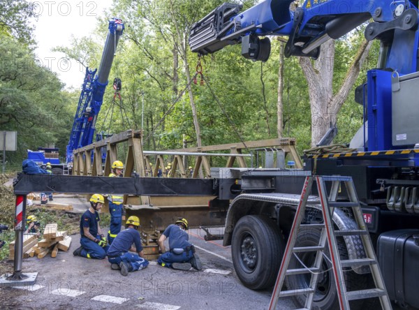 Construction of a temporary bridge over a slipped road crossing a stream, by the bridge construction section of the THW, 18 metre long steel bridge of the Krupp-D type, is assembled in around 8 hours, large-scale exercise FÜLEX25 lasting several days, of the THW North Rhine-Westphalia regional association, over 3500 volunteers from the 127 North Rhine-Westphalia local associations practise on 4 weekends, many different deployment scenarios
