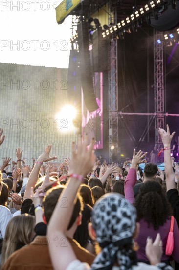Visitors celebrate during Nelly Furtado's performance at the Superbloom Festival, Day 1 at the Olympiapark, Munich, 30/08/2025