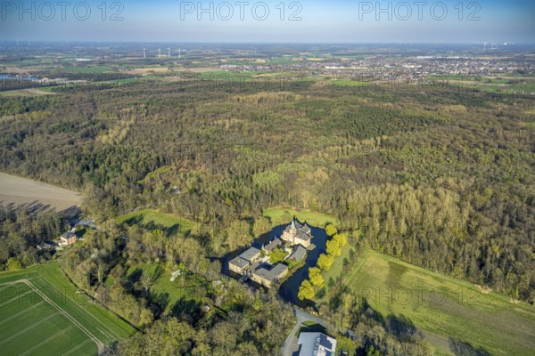 Aerial view, Schloss Sandfort, also Haus Sandfort, moated castle and moat, surrounded by a wooded area, Olfen-Kirchspiel, Olfen, Münsterland, North Rhine-Westphalia, Germany, DE, Europe, Haus Sandfort, aerial photograph, aerial photography, aerial photography, overview, bird's-eye view, moated castle, birds-eyes view, overview