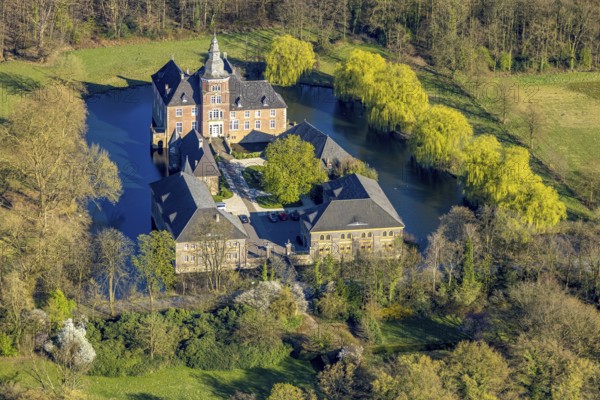 Aerial view, Schloss Sandfort, also Haus Sandfort, moated castle and moat, Olfen-Kirchspiel, Olfen, Münsterland, North Rhine-Westphalia, Germany, DE, Europe, Haus Sandfort, aerial photograph, aerial photography, aerial photography, overview, bird's-eye view, moated castle, birds-eyes view, overview