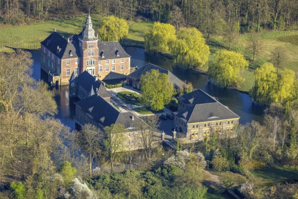 Aerial view, Schloss Sandfort, also Haus Sandfort, moated castle and moat, Olfen-Kirchspiel, Olfen, Münsterland, North Rhine-Westphalia, Germany, DE, Europe, Haus Sandfort, aerial photograph, aerial photography, aerial photography, overview, bird's-eye view, moated castle, birds-eyes view, overview