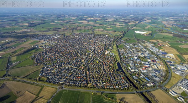 Aerial view, overview residential area Olfen, surrounded by meadows and fields, on the right Alte Fahrt and commercial area, Olfen-Stadt, Olfen, Münsterland, North Rhine-Westphalia, Germany, DE, Europe, commercial enterprises, commercial area, commercial area, commercial property, commercial location, commercial use, property tax, real estate, industrial site, aerial view, aerial photography, aerial photography, overview, bird's-eye view, residential area, housing and living, residential area, residential quality, residential neighbourhood, housing estate, residential district, birds-eyes view, overview