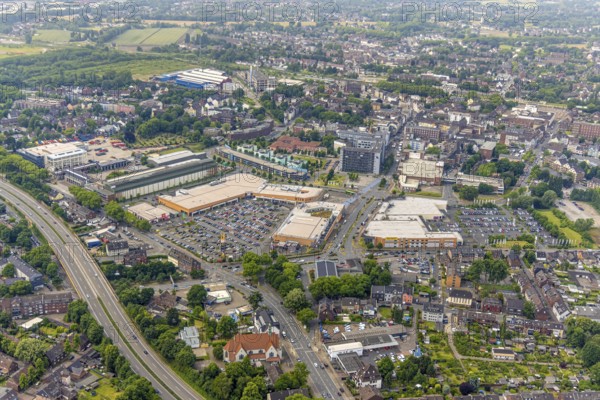Aerial view, Bahnhofstraße shopping centre Sterkrader Tor with car park and technical town hall, bridge of A516 Teutoburger Straße, Reinhold-Krohn-Park and senior centre Gute Hoffnung, Sterkrade Mitte, Oberhausen, Ruhr area, North Rhine-Westphalia, Germany, DE, shopping centre, shopping place, shopping mall, Europe, aerial view, aerial photography, aerial photography, local supply centre, town hall, shopping centre, overview, birds-eyes view, overview, OberhausenNord