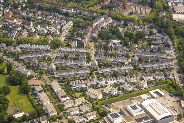 Aerial view, terraced house housing estate with balconies Auf der Höchte, Höchtebögen, Osterfeld, Oberhausen, Ruhr area, North Rhine-Westphalia, Germany, DE, Europe, property tax, real estate, aerial view, aerial photography, aerial photography, terraced houses, overview, bird's-eye view, housing estate, living and living, residential area, residential buildings, quality of life, residential neighbourhood, housing estate, birds-eyes view, overview, OberhausenNord