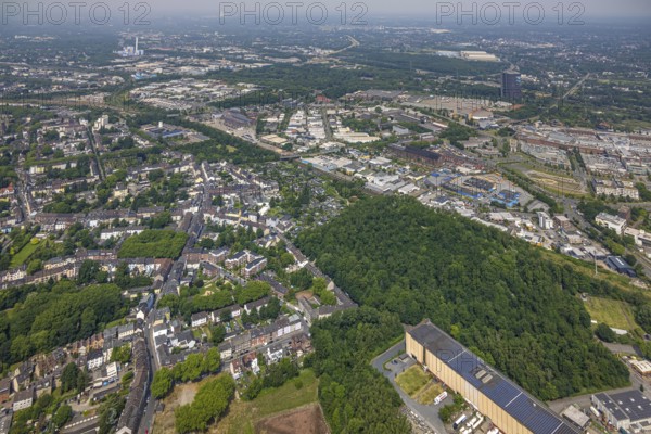 Aerial view, Knappenhalde forest area, commercial area Im Lipperfeld, residential area Lipperheidstraße, Oberhausen, Ruhr area, North Rhine-Westphalia, Germany, DE, Europe, commercial enterprises, commercial area, commercial property, commercial site, commercial use, industrial area, industrial site, aerial photograph, aerial photography, aerial photography, overview, bird's-eye view, birds-eyes view, overview, OberhausenSued