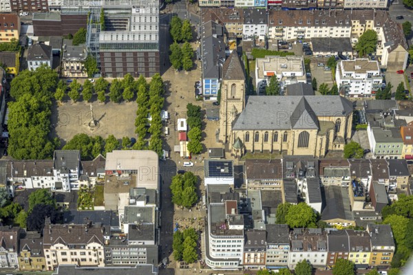 Aerial view, greened Altmarkt and Victory Column with Angel of Peace, catholic parish church Herz Jesu in the residential area Marktstraße, Oberhausen, Ruhr area, North Rhine-Westphalia, Germany, place of worship, DE, Europe, religious community, place of worship, holy place, church, church community, denomination, aerial view, aerial photography, aerial photography, market place, religion, religious site, overview, bird's-eye view, overview, OberhausenSued