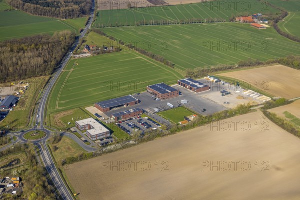 Aerial view, Venneker Group in the Ermener Straße industrial estate, solar roof, roundabout, Nordkirchen, Münsterland, North Rhine-Westphalia, Germany, DE, Europe, photovoltaics, commercial enterprises, commercial area, commercial property, commercial site, commercial use, industrial area, industrial site, aerial photograph, aerial photography, aerial photography, photovoltaic system, solar, solar system, solar panel, solar power system, overview, bird's eye view, birds-eyes view, overview