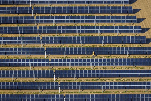 Aerial photo, solar park, open-space photovoltaic plant in the Berger farming community, shapes and colours, work on the solar panel, Nordkirchen, Münsterland, North Rhine-Westphalia, Germany, DE, Europe, photovoltaics, aerial photo, aerial photography, aerial photography, photovoltaic plant, solar, solar plant, solar energy, solar panel, solar power plant, overview, bird's-eye view, birds-eyes view, overview