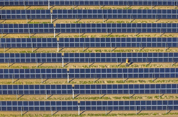 Aerial photo, solar park, open-space photovoltaic plant in the Berger farming community, shapes and colours, work on the solar panel, Nordkirchen, Münsterland, North Rhine-Westphalia, Germany, DE, Europe, photovoltaics, aerial photo, aerial photography, aerial photography, photovoltaic plant, solar, solar plant, solar energy, solar panel, solar power plant, overview, bird's-eye view, birds-eyes view, overview