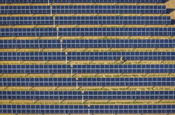 Aerial photo, solar park, open-space photovoltaic plant in the Berger farming community, shapes and colours, work on the solar panel, Nordkirchen, Münsterland, North Rhine-Westphalia, Germany, DE, Europe, photovoltaics, aerial photo, aerial photography, aerial photography, photovoltaic plant, solar, solar plant, solar energy, solar panel, solar power plant, overview, bird's-eye view, birds-eyes view, overview