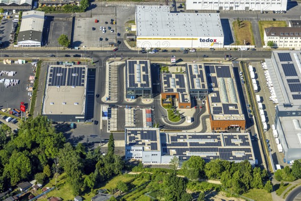 Aerial view, car wash Mr. Wash Mülheim with solar roof, Speldorf, Mülheim an der Ruhr, Ruhr area, North Rhine-Westphalia, Germany, DE, Europe, aerial view, aerial photography, aerial photography, overview, bird's-eye view, overview