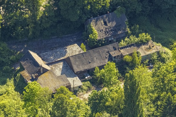 Aerial view, old dilapidated housing and new building project between golf course and Duisburger Straße in Speldorf, Mülheim an der Ruhr, Ruhr area, North Rhine-Westphalia, Germany, DE, Europe, aerial view, aerial photography, aerial photography, overview, bird's-eye view, overview