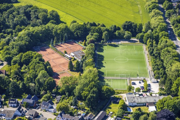 Aerial view, football stadium sports field Zeppelinstraße SV Raadt 1967 e.V., tennis courts of Tennisclub Raadt e.V. Holthausen - Südost, Mülheim an der Ruhr, Ruhr area, North Rhine-Westphalia, Germany, DE, Europe, football field, football stadium, football club, aerial view, aerial photography, aerial photography, sports, sports facilities, sports field, sports venue, stadium, tennis, tennis facility, tennis courts, tennis club, overview, bird's eye view, birds-eyes view, overview