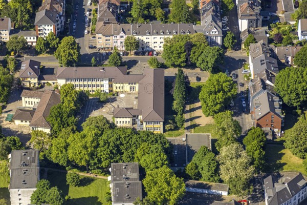Aerial view, Pestalozzi School - Städt. Primary School Bülowstraße and Städt. Day care centre for children Bärenhöhle, Broich - Ost, Mülheim an der Ruhr, Ruhr area, North Rhine-Westphalia, Germany, education, educational institution, DE, Europe, primary school, kindergarten, day care centre, day care centre for children, educational institute, aerial view, aerial photography, aerial photography, school, overview, bird's-eye view, overview