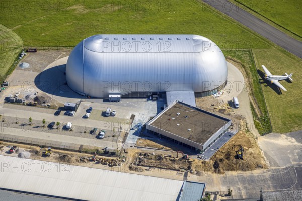 Aerial view, Airport Essen/Mülheim, construction site next to the airship hangar, parked aeroplanes, Holthausen - Southeast, Mülheim an der Ruhr, Ruhr area, North Rhine-Westphalia, Germany, construction work, construction area, building site, building plots, construction project, construction site, DE, Europe, aerial view, aerial photography, aerial photography, overview, bird's eye view, birds-eyes view, overview