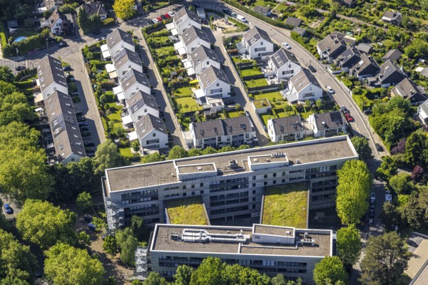 Aerial view, new housing estate Theo-Wüllenkemper-Straße, ZUE Central Accommodation Centre for Refugees (former office building), Holthausen - Südost, Mülheim an der Ruhr, Ruhr area, North Rhine-Westphalia, Germany, DE, single-family homes, Europe, refugee home, refugee camp, refugee accommodation, refugee accommodation, refugee accommodation, commercial enterprises, commercial area, commercial area, commercial location, commercial use, property tax, real estate, aerial view, aerial photography, aerial photography, overview, bird's-eye view, residential area, housing and living, residential area, residential buildings, residential quality, residential neighbourhood, housing estate, ZUE, birds-eyes view, overview