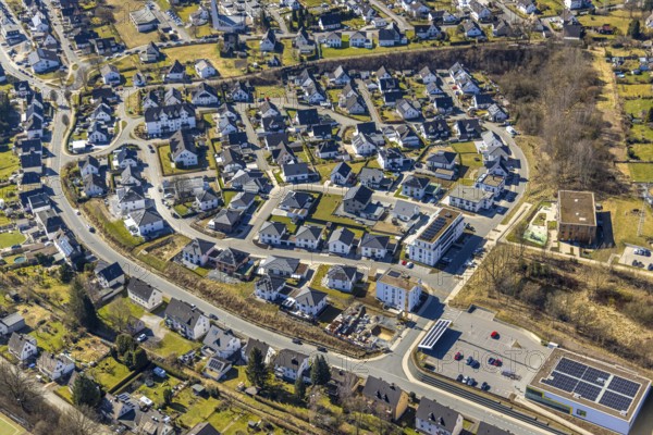 Aerial view, new development residential area local view Am Ziegeleiteich, Waldstraße, new development area Ziegelei II with AWO kindergarten in timber construction, Meschede-Stadt, Meschede, Sauerland, North Rhine-Westphalia, Germany, DE, Europe, property tax, real estate, aerial view, aerial photography, aerial photography, overview, bird's-eye view, residential complex, living and living, residential area, residential quality, residential neighbourhood, housing estate, residential area, birds-eyes view, overview