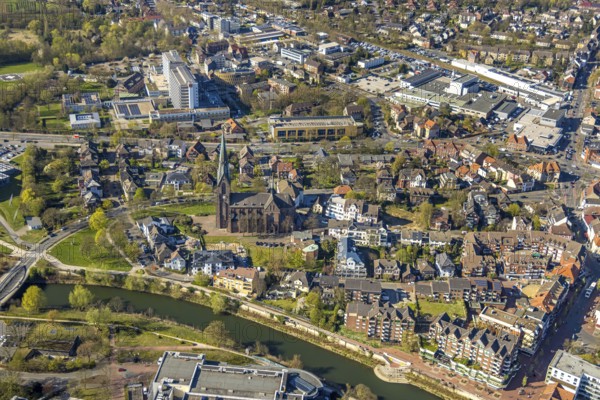 Aerial view, St. Marien Hospital and St. Marien Church, residential area on the river Lippe, Lünen, Ruhr area, North Rhine-Westphalia, Germany, DE, Europe, property tax, heliport, real estate, aerial view, aerial photography, aerial photography, Münsterland, overview, bird's-eye view, residential area, living and living, residential area, residential quality, residential neighbourhood, housing estate, residential district, birds-eyes view, overview