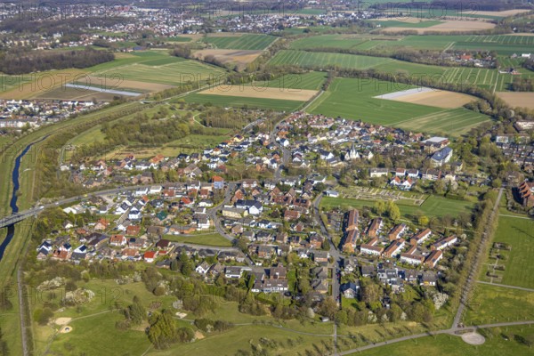Aerial view, residential area, local view Horstmar at the river Seseke, catholic cemetery Lünen, Ruhr area, North Rhine-Westphalia, Germany, burial place, DE, Europe, cemetery, memorial, place of worship, land tax, graves, burial ground, real estate, aerial photograph, aerial photography, aerial photography, Lünen, Münsterland, resting place, overview, bird's eye view, residential area, living and living, residential area, residential quality, residential neighbourhood, housing estate, residential area, birds-eyes view, overview