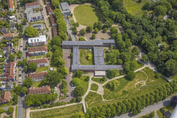Aerial view, Otto-cock-Gymnasium, roof with solar panels, Sodingen, Herne, Ruhr area, North Rhine-Westphalia, Germany, DE, Europe, photovoltaic, aerial view, aerial photography, aerial photography, photovoltaic system, solar, solar system, solar roof, solar energy, solar panels, solar power system, overview, bird's-eye view, overview, HernerechtsderA43