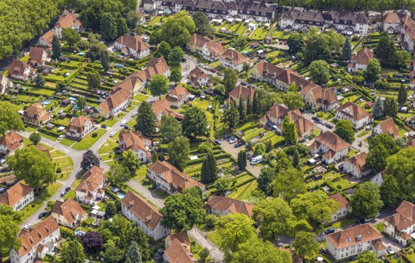 Aerial view, Bermannsiedlung Teutoburgia with red roofs, houses and gardens, Börnig, Herne, Ruhr area, North Rhine-Westphalia, Germany, workers' houses, workers' housing estate, tree cover, miners' housing estate, mining housing estate, DE, Europe, aerial view, aerial photography, aerial photography, settlement, overview, bird's eye view, housing estate, colliery houses, colliery housing estate, birds-eyes view, overview, social housing, HernerechtsderA43