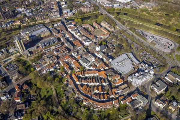 Aerial view, town view pedestrian zone Lange Straße, shopping centre at Christinentor with office high-rise buildings Am Christinentor, old town old quarter historic houses with red roofs Silberstraße, left town hall town of Lünen at the river Lippe, Lünen, Ruhr area, North Rhine-Westphalia, Germany, DE, Europe, aerial view, aerial photography, aerial photography, Münsterland, overview, bird's-eye view, birds-eyes view, overview