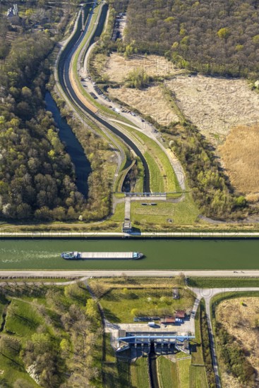 Aerial view, Datteln-Hamm Canal crosses the river Seseke, inland navigation, Horstmar, Lünen, Ruhr area, North Rhine-Westphalia, Germany, DE, Europe, river Seseke crosses under the Datteln-Hamm Canal, aerial view, aerial photography, aerial photography, Münsterland, overview, undercrossing river Seseke, bird's-eye view, bird's-eye view, overview