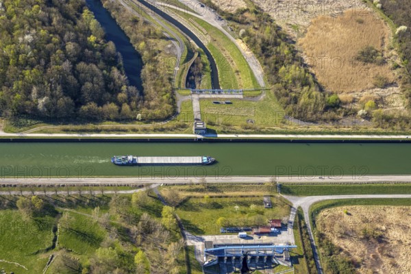 Aerial view, Datteln-Hamm Canal crosses the river Seseke, inland navigation, Horstmar, Lünen, Ruhr area, North Rhine-Westphalia, Germany, DE, Europe, river Seseke crosses under the Datteln-Hamm Canal, aerial view, aerial photography, aerial photography, Münsterland, overview, undercrossing river Seseke, bird's-eye view, bird's-eye view, overview
