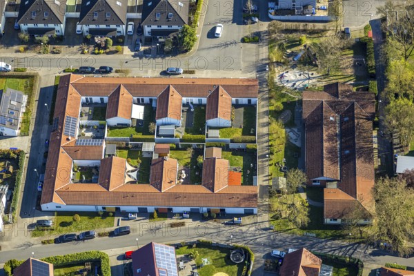 Aerial view, residential area rectangular housing estate with inner courtyard Sperlingsweg, DRK Kita Kindergarten Sonne, Mond und Sterne, Nordlünen, Lünen, Ruhr area, North Rhine-Westphalia, Germany, DE, Europe, property tax, real estate, kindergarten, day care centre, day care centre, aerial photograph, aerial photography, aerial photography, Münsterland, overview, bird's eye view, housing estate, living and life, residential area, residential quality, residential quarter, housing estate, residential area, birds-eyes view, overview