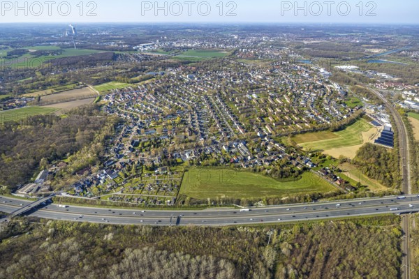 Aerial view, motorway A2 and residential area, local view Lünen-Süd, Altenderne, Lünen, Ruhr area, North Rhine-Westphalia, Germany, DE, Europe, property tax, real estate, aerial view, aerial photography, aerial photography, Münsterland, road traffic, overview, bird's eye view, residential area, living and living, residential area, residential quality, residential quarter, housing estate, residential area, birds-eyes view, overview
