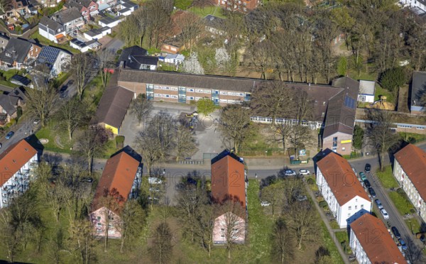 Aerial view, primary school at Heikenberg, multi-family residential buildings Albert-Schweitzer-Straße, Alstedde, Lünen, Ruhr area, North Rhine-Westphalia, Germany, education, educational institution, DE, Europe, property tax, real estate, educational institute, aerial photography, aerial photography, Münsterland, school, overview, bird's-eye view, residential complex, housing and living, residential area, residential quality, residential neighbourhood, housing estate, residential district, bird's-eye view, overview