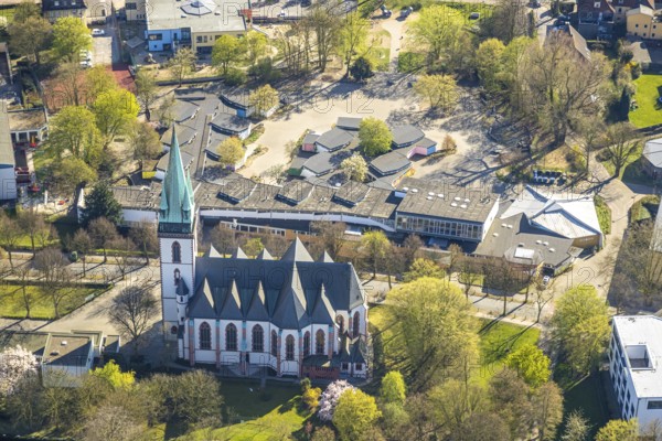 Aerial view, catholic Herz-Jesu-Kirche and Geschwister-Scholl-Gesamtschule, Lünen, Ruhr area, North Rhine-Westphalia, Germany, education, educational institution, DE, Europe, educational institute, aerial view, aerial photography, aerial photography, Münsterland, school, overview, bird's eye view, birds-eyes view, overview