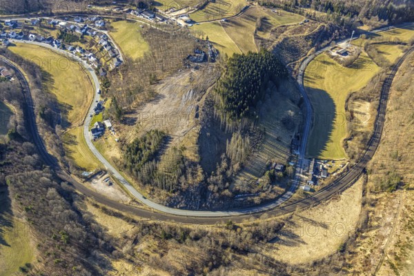 Aerial view, curved Hofolper Straße federal road B517, housing estate Saalweg, wooded area hilly landscape with forest damage, Hofolpe, Kirchhundem, Sauerland, North Rhine-Westphalia, Germany, DE, Europe, aerial view, aerial photography, aerial photography, overview, bird's-eye view, overview
