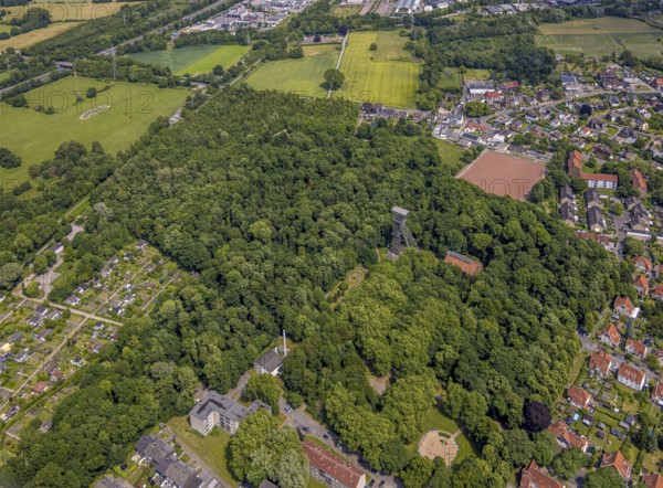 Aerial view, KunstWald Teutoburgia with winding tower of the former colliery Teutoburgia Schacht 1, cinder pitch Sportplatz RSV 1927 Herne-Holthausen e. V., Börnig, Herne, Ruhr Area, North Rhine-Westphalia, Deutschland, DE, Europa, Fußballplatz, Fußballstadion, Fußballverein, Luftaufnahme, Luftbildfotografie, Luftfotografie, Sport, Sportanlagen, Sportplatz, Sportstätte, Stadion, Übersicht, Vogelperspektive, birds-eyes view, overview, HernerechtsderA43