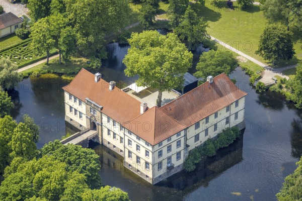 Aerial view, Strünkede Castle moated castle with moat and castle park, Baukau, Herne, Ruhr area, North Rhine-Westphalia, Germany, castle, DE, Europe, moat, manor house, aerial view, aerial photography, aerial photography, castle, overview, bird's eye view, moated castle, moat, moated castle, birds-eyes view, overview, HernerechtsderA43