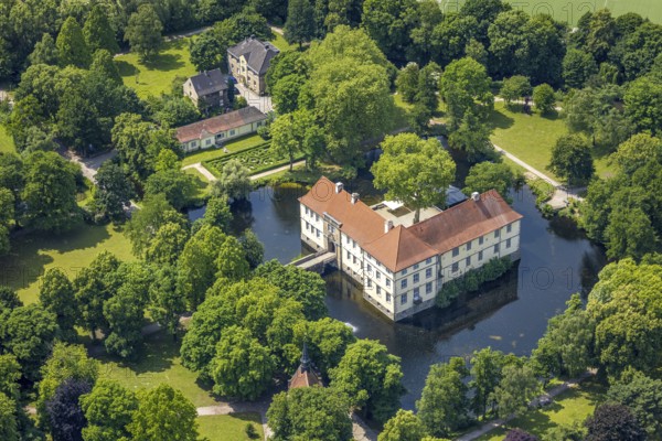 Aerial view, Strünkede Castle moated castle with moat and castle park, Baukau, Herne, Ruhr area, North Rhine-Westphalia, Germany, castle, DE, Europe, moat, manor house, aerial view, aerial photography, aerial photography, castle, overview, bird's eye view, moated castle, moat, moated castle, birds-eyes view, overview, HernerechtsderA43