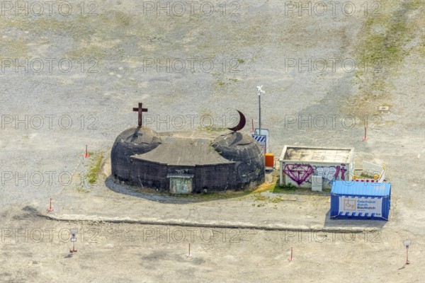 Aerial view, open space AltCrange, shaft 5 on the Cranger Kirmesplatz and concrete bunker with cross and crescent by the artist Helmut Bettenhausen, Unser Fritz, Herne, Ruhr area, North Rhine-Westphalia, Germany, DE, Europe, aerial view, aerial photography, aerial photography, overview, bird's-eye view, overview, linksderA43, HernelinksderA43