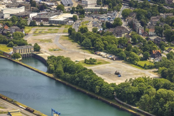 Aerial view, open space AltCrange, shaft 5 on the Cranger Kirmesplatz and concrete bunker with cross and crescent by the artist Helmut Bettenhausen, Unser Fritz, Herne, Ruhr area, North Rhine-Westphalia, Germany, DE, Europe, aerial view, aerial photography, aerial photography, overview, bird's-eye view, overview, linksderA43, HernelinksderA43